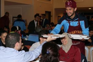 Trabzonsporlu futbolcular yemek servisi yaptı