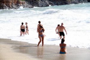 Alanya'da g&uuml;neş a&ccedil;tı, tatilciler plaja indi