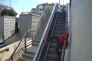 Y&uuml;r&uuml;yen merdivenleri &ccedil;ocuklar durdurmuş