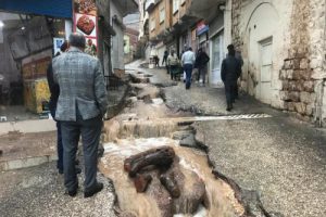 Şiddetli yağışla sokaklar g&ouml;le d&ouml;nd&uuml;