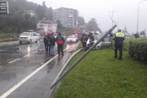 Kayganlaşan yolda ref&uuml;je &ccedil;arpan otomobil s&uuml;r&uuml;c&uuml;s&uuml; &ouml;ld&uuml;