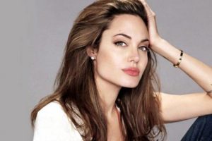O &uuml;lkeden Jolie i&ccedil;in şok iddia: CIA ajanı