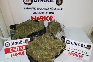 11 kilo esrar ele ge&ccedil;irildi, 3 ş&uuml;pheli tutuklandı