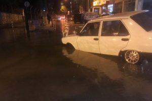 Yolda kalan bir otomobili trafik polisleri itti