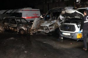Alev alan otomobil 3 araca &ccedil;arptı