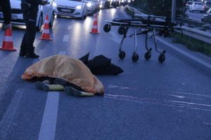 Minib&uuml;s&uuml;n &ccedil;arptığı kişi can verdi!