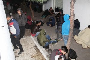 Ayvalık'ta 102 ka&ccedil;ak g&ouml;&ccedil;men yakalandı