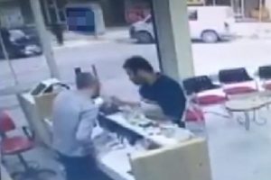 M&uuml;şteri gibi geldi, sadaka kutusunu &ccedil;alıp gitti