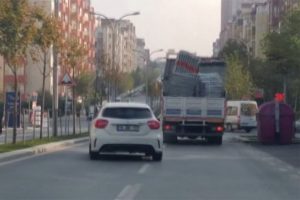 Aşırı y&uuml;kl&uuml; kamyonlar trafikte tehlike sa&ccedil;tı