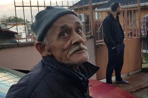 Yaşlı adamın tek başına yaşadığı ev yandı