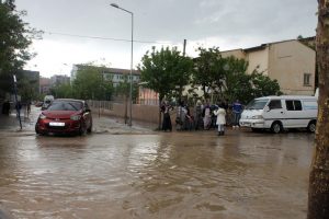 Sağanak nedeniyle ev ve iş yerlerine su bastı