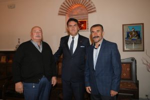 D&uuml;nya şampiyonu veteran g&uuml;reş&ccedil;iden Bursa Osmangazi Belediye Başkanı D&uuml;ndar'a ziyaret