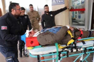 &Ouml;ğrencileri kurtardı, kendisi kamyonun altında kaldı