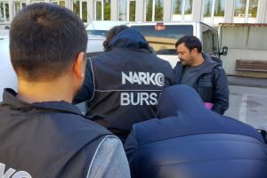 Bursa'da 5 bin uyuşturucu hapla yakalanan 2 kişi tutuklandı