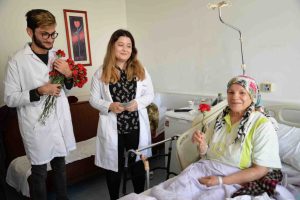 Bursa'da yaralı yunusa karanfil