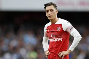 Mesut &Ouml;zil: İnsanlar manşet olmak i&ccedil;in beni eleştiriyor