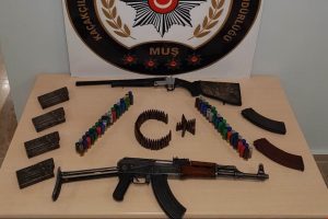 Polis silah ticaretine ge&ccedil;it vermedi