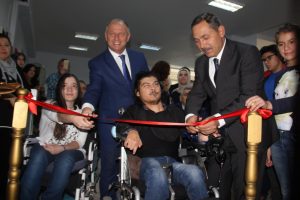 Engellilere &ouml;zel kafe ve sinema a&ccedil;ıldı