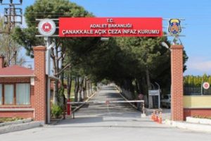 Tecav&uuml;z h&uuml;k&uuml;ml&uuml;s&uuml; cezaevinde penisini kesti