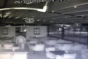 Aynı caddede &ccedil;ok sayıda işyerini b&ouml;yle soydular