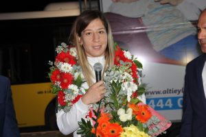 D&uuml;nya ikincisi g&uuml;reş&ccedil;iye bandolu karşılama