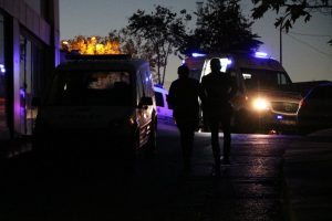 Gece kul&uuml;b&uuml;nde kavga: 4 yaralı