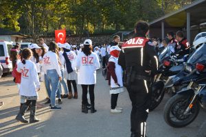 Mardinli &ouml;ğrencilerden Bursa'da şehit polisin silah arkadaşlarını ziyaret