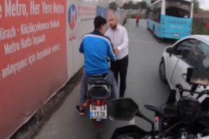 Otob&uuml;s şof&ouml;r&uuml; kendisine &ccedil;arpan motosikletli gence sarıldı