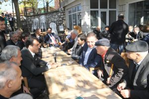 Bursa Osmangazi Belediye Başkanı D&uuml;ndar vatandaşları dinliyor