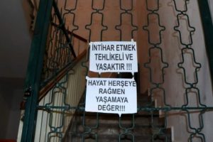 Bina y&ouml;neticisi artık dayanamadı yazı astı!