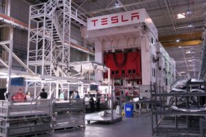 Tesla &uuml;&ccedil;&uuml;nc&uuml; &ccedil;eyrekte k&acirc;r a&ccedil;ıkladı