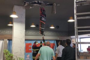 Plazanın 42'nci katından atladı, AVM'nin &ccedil;atısına d&uuml;şerek ağır yaralandı