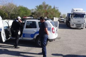 Plakaları lastikle kapatan tır s&uuml;r&uuml;c&uuml;leri polisten ka&ccedil;amadı