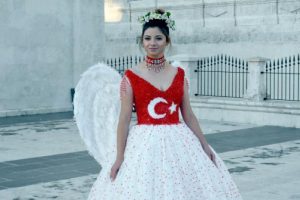 29 Ekim'e özel, Türk bayraklı gelinlik tasarladı 