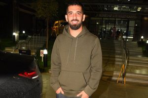 Baba olan Arda Turan eşini yalnız bırakmadı!