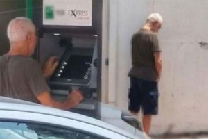 &Uuml;nl&uuml; şarkıcı o hareketinin sebebini a&ccedil;ıkladı