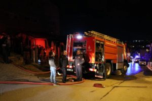 Gecekondu alevlere teslim oldu!