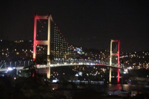 15 Temmuz Şehitler K&ouml;pr&uuml;s&uuml;'nde "4'l&uuml; Zirve" renkleri