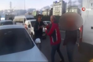 Taksi şof&ouml;r&uuml; kavga ettiği kişiye bı&ccedil;ak &ccedil;ekti