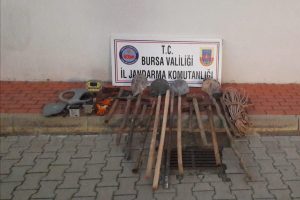 Bursa'da uyuşturucudan aranıyorlardı ka&ccedil;ak kazıda yakalandılar