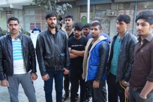 Ev sahibi m&uuml;ltecileri eşyalarıyla birlikte sokağa attı