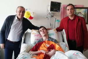 Albayrak'tan trafik kazası ge&ccedil;iren gence forma jesti