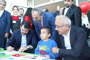 Bakan Kurum, &ccedil;ocukları sevindirmek i&ccedil;in resim &ccedil;izdi