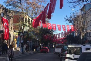 Caddeler bayraklarla donatıldı