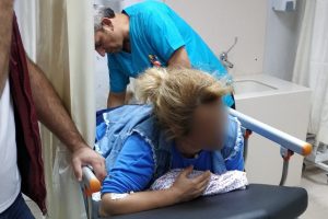 Silahlı kavgada kazara vurulan kadın hastanelik oldu