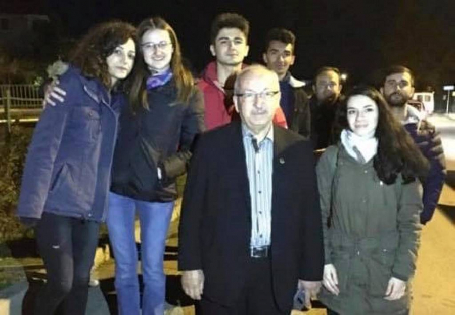&Ouml;ğrenciler gece yarısı başkandan yardım istedi