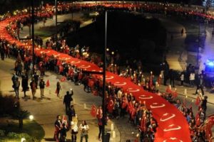 Fener alayında 600 metrelik T&uuml;rk bayrağı a&ccedil;ıldı