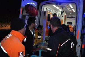 Otomobil ile hafif ticari ara&ccedil; &ccedil;arpıştı: 2 &ouml;l&uuml;, 5 yaralı