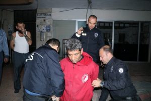 Hırsız giydiği poşet eldivenle su&ccedil;&uuml;st&uuml; yakalandı