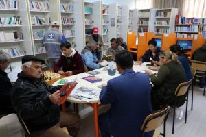Kitap okuyana &ccedil;ay ve kahve &uuml;cretsiz